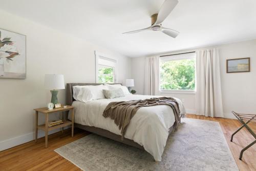 クレイトンにあるLuxury King 125 year historic home 2 blocks from Main Stの白いベッドルーム(ベッド1台、天井ファン付)