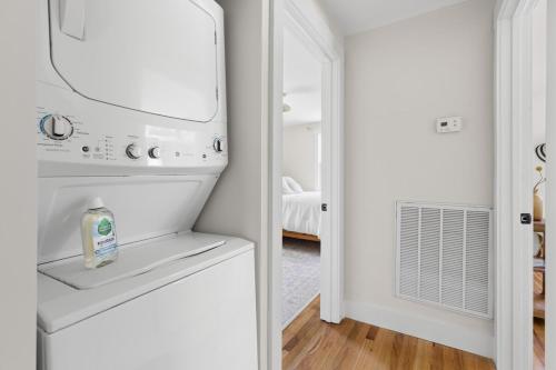 クレイトンにあるLuxury King 125 year historic home 2 blocks from Main Stの寝室の隣に白い冷蔵庫のあるキッチン