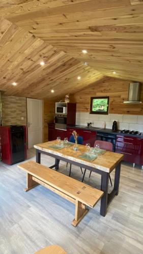 Cette chambre comprend une grande table en bois et une cuisine. dans l'établissement Gîte du Lilas, à Mortagne