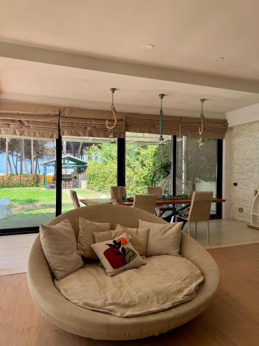 a large couch in a living room with a table at Casa dei Pini Blu in Golem