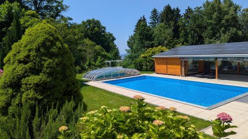 Πισίνα στο ή κοντά στο Zwei Apartments "Am Bergwald" in Malsch, zwischen Karlsruhe, Rastatt und Baden-Baden