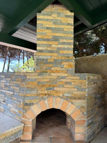 an outdoor brick oven on a patio at Casa dei Pini Blu in Golem