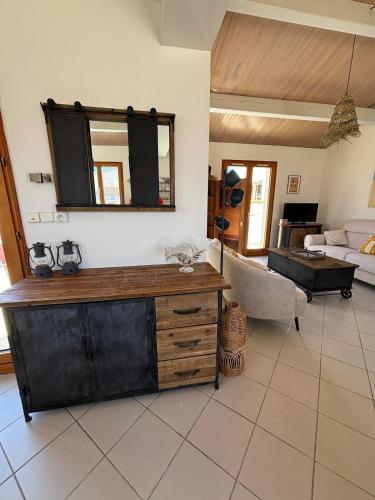 - un salon avec une commode en bois et un canapé dans l'établissement Jolie maison à 50 m de la plage, à Rivedoux-Plage