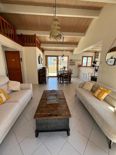 un salon avec deux canapés et une table basse dans l'établissement Jolie maison à 50 m de la plage, à Rivedoux-Plage