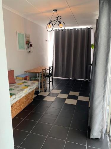 Кухня или мини-кухня в Immaculate self catering family home
