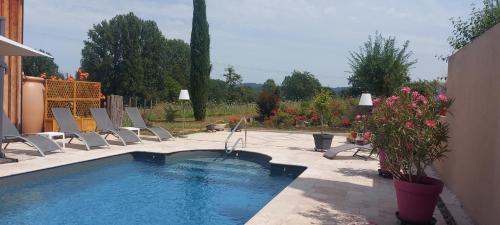 - une piscine avec des chaises longues dans l'établissement Le Séchoir de Saint Vincent, à Saint-Vincent-le-Paluel