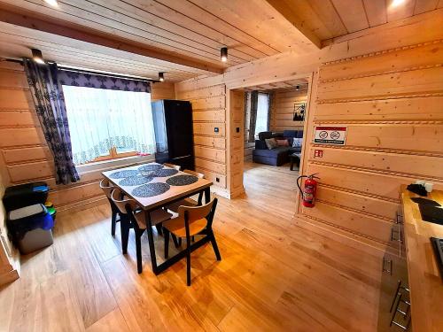 a dining room with a table in a cabin at Chochołowskie Apartamenty-2 i Domki in Chochołów