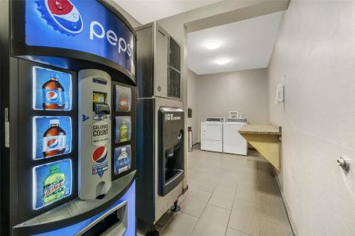 Best Western Plus University Innにあるキッチンまたは簡易キッチン