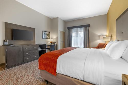 a hotel room with a bed and a flat screen tv at Best Western Plus Elizabethtown Inn & Suites in Elizabethtown