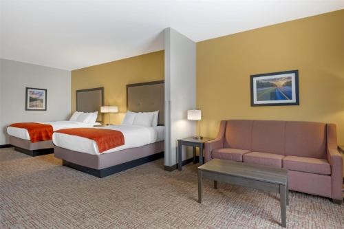 a hotel room with two beds and a couch at Best Western Plus Elizabethtown Inn & Suites in Elizabethtown