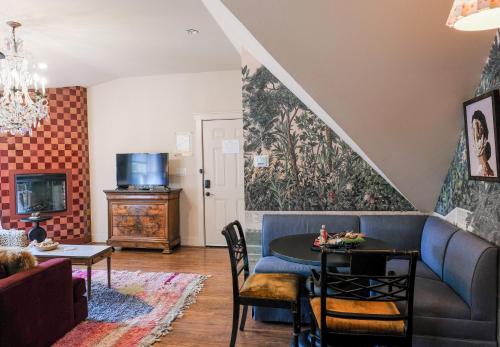 una sala de estar con un sofá y una mesa en The Menagerie, en Fredericksburg
