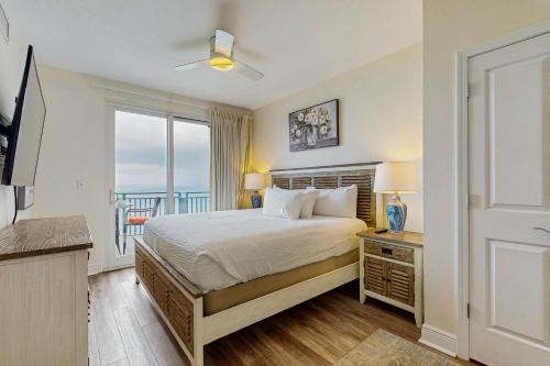 ein Schlafzimmer mit einem Bett und Meerblick in der Unterkunft Sterling Breeze 2304 in Panama City Beach