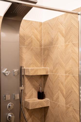 a bathroom with a shower with wooden tiles at Cosy Hideaway near Kiserdo in Balatonfüred