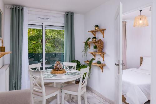 - une salle à manger avec une table, des chaises et un lit dans l'établissement Le Jardin du Lez - Parking Privé et Gratuit - Wifi Fibre - Rives du Lez, à Montpellier