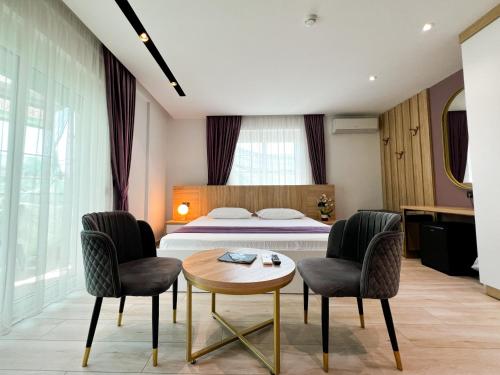 Posezení v ubytování Jata Crown Hotel