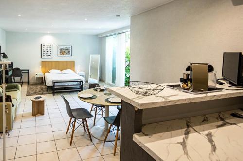 un salon avec une cuisine et un salon avec un canapé dans l'établissement les Jardiniers, à Strasbourg