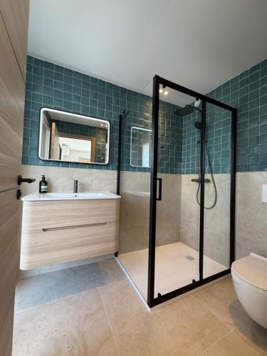 une salle de bain avec douche et lavabo dans l'établissement Square Croisette, à Cannes