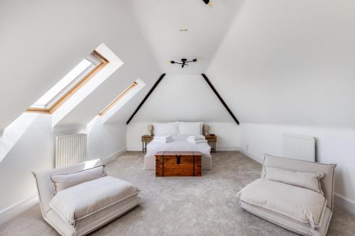Ruang duduk di Merry Lakes - Luxury Lakeside Escape with Pool - Just 30 Minutes from London