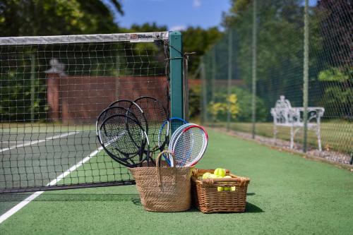 Tenis dan/atau kemudahan skuasy di Merry Lakes - Luxury Lakeside Escape with Pool - Just 30 Minutes from London atau berdekatan