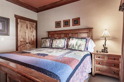 Postel nebo postele na pokoji v ubytování FamilyCozyHideawayPoolTableGrill