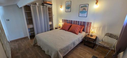 une petite chambre avec un lit et une chaise dans l'établissement Villa Canto Rano, à Valras-Plage