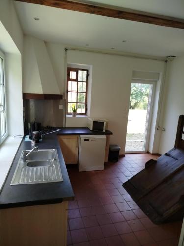 une cuisine avec un évier et un plan de travail dans l'établissement Les Meublés de la Motte Obin, à Muncq-Nieurlet