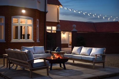 Ruang duduk di Merry Lakes - Luxury Lakeside Escape with Pool - Just 30 Minutes from London