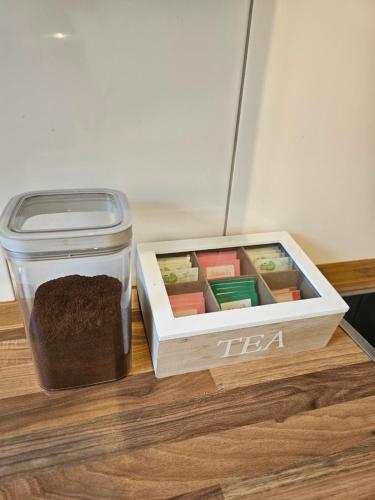a tupperware container sitting on top of a table at EcoCube 141 - Terrasse, 3Zimmer, Waschmaschine, Backofen, 5Pers in Meppen