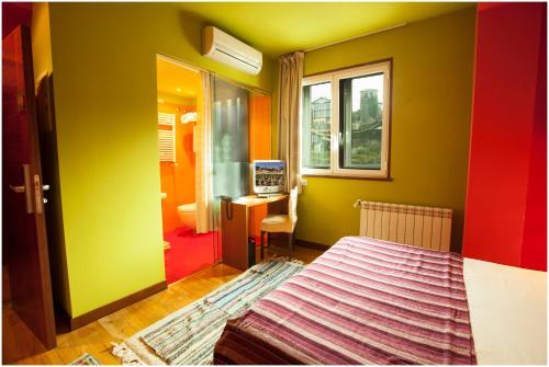 Hotel Ibaiondo tesisinde bir odada yatak veya yataklar