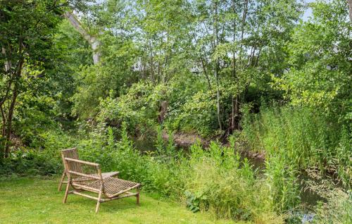 Un jardín fuera de Cozy Home In Dronningmølle With Wifi