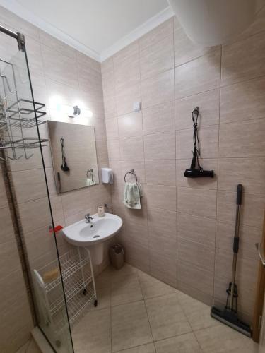 un baño con lavabo y ducha en Messembria Palace, en Sunny Beach