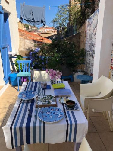 une table avec un chiffon de table rayé bleu et blanc dans l'établissement Casa Del Angel, à Cerbère