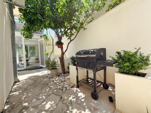 a barbecue grill sitting in the side of a house at Apartmani Avanti Becici in Becici