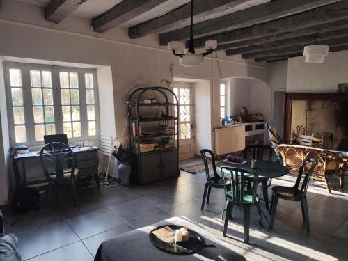 un grand salon avec une table et des chaises dans l'établissement Ancien Hôtel des Touristes, à Cabrerets