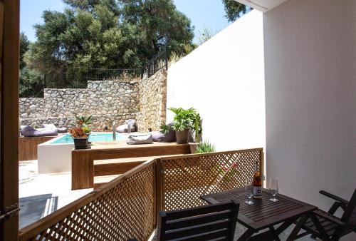 a patio with a table and chairs on a balcony at AZOGIRE Resort in Azoyirés
