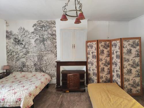 - une chambre avec un lit et une cheminée dans l'établissement Ancien Hôtel des Touristes, à Cabrerets