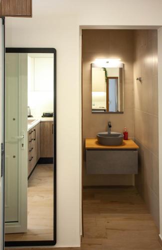 a bathroom with a sink and a mirror at AZOGIRE Resort in Azoyirés