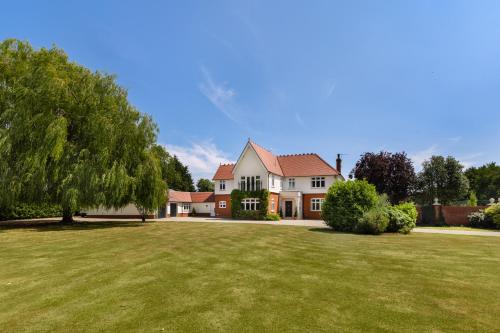 Taman di luar Merry Lakes - Luxury Lakeside Escape with Pool - Just 30 Minutes from London