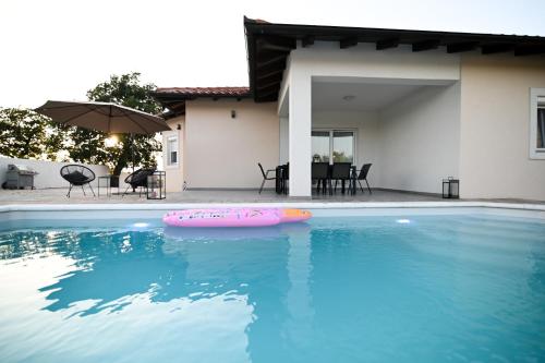 Four Oaks Holiday House