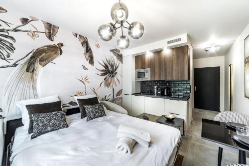 - une chambre avec un lit avec un oiseau sur le mur dans l'établissement Studio Madison Vaise, à Lyon