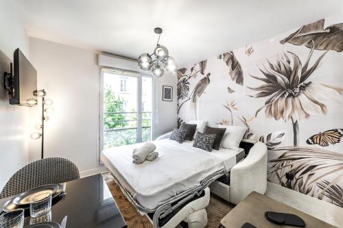 - une chambre avec un lit orné d'une fresque florale dans l'établissement Studio Madison Vaise, à Lyon