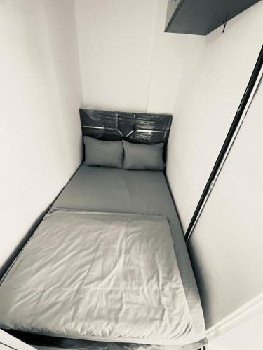 a small bed in a small room at cozy pavilion in Dubai