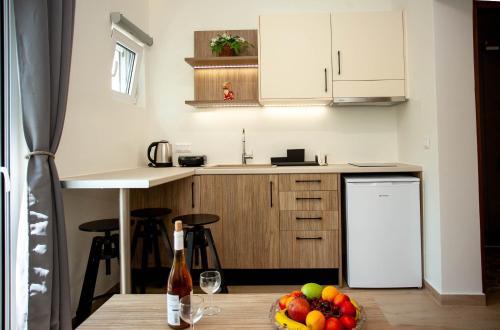 a kitchen with a bowl of fruit on a table at AZOGIRE Resort in Azoyirés