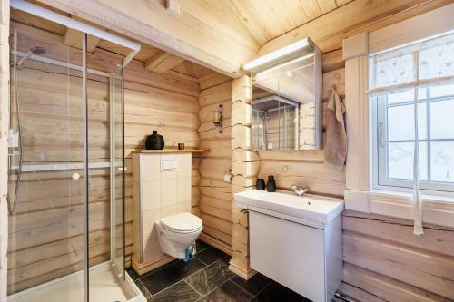 Ένα μπάνιο στο Cozy And Spacious Family Cabin In Valdres