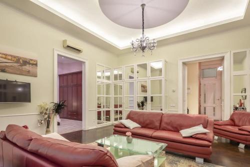 Spacious elegant central home at the river