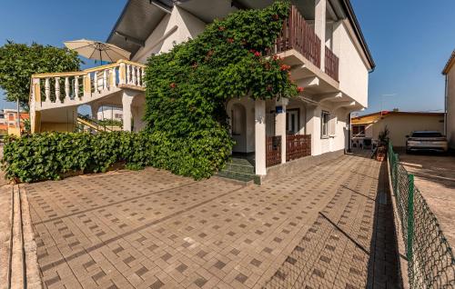 3 Bedroom Awesome Home In Vrsi