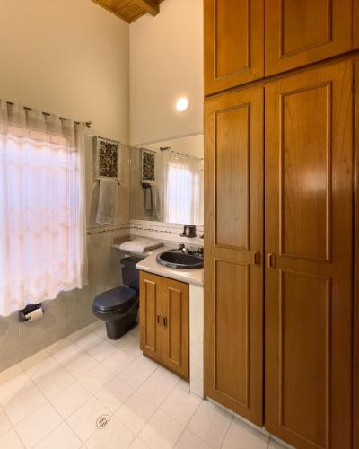 een badkamer met toilet en wastafel bij Cabaña en el casco urbano de Subachoque in Subachoque