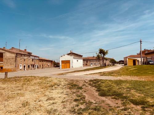 une rue vide dans une petite ville avec des bâtiments dans l'établissement Villa Alicia-Casa Rural, 