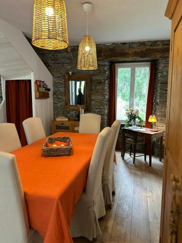 - une salle à manger avec une table et des chaises orange dans l'établissement Historic Mill In The Heart Of Black Mountain, à Caudebronde