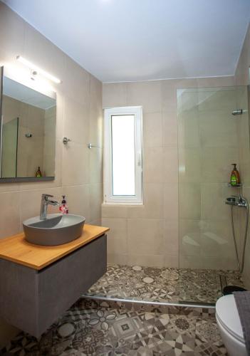 a bathroom with a sink and a shower at AZOGIRE Resort in Azoyirés
